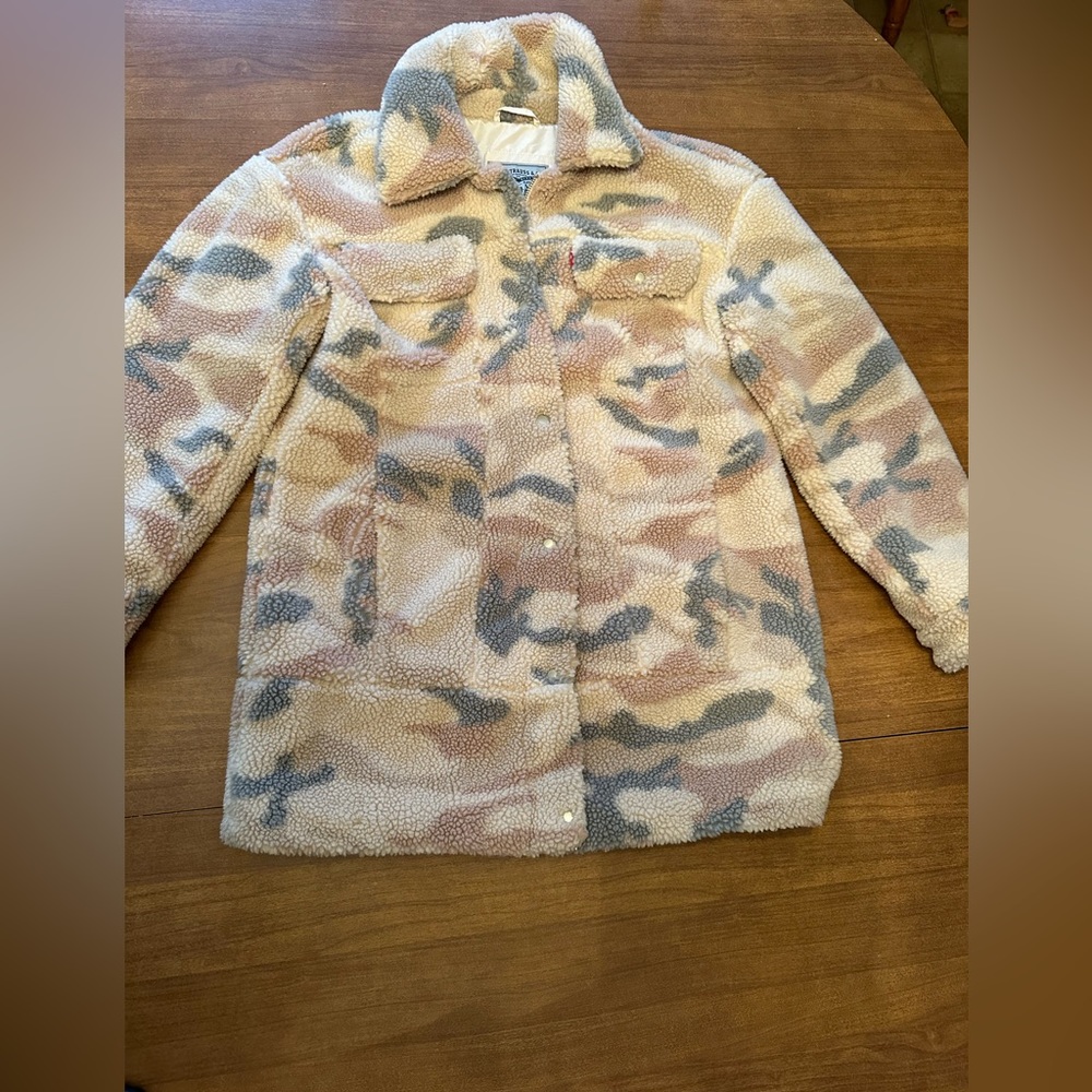 Levi's Camo Sherpa Oversize Trucker Jacket Size Medium NWOT - Picture 2 of 8